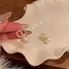Brincos de Pérola com Letras de Luxo Leve para Mulheres, Elegantes e Sofisticados, Acessórios de Orelha Estilo Chanel, Presilhas de Orelha tipo Bobina de Mosquito Sem Furo