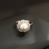 Nova Bandeja de Flor Simples e Exquisita Incrustada com Pedras Anel Único de Pérola Cinza Abertura Banhada a Ouro Tamanho Ajustável Anel para Dedo Indicador para Mulheres