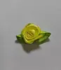 Em estoque Rosas de Fita Feitas à Mão com Folhas Verdes Cabeça de Rosa Brinquedo Acessórios DIY