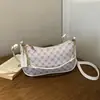 Las populares bolsas pequeñas de este año para mujer en el verano de 2026 son nuevos y modernos bolsos cruzados con cadena versátiles, bolsos cuadrados pequeños de mano para llevar debajo del brazo