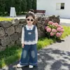 Roupas infantis femininas gentis e elegantes em estilo coreano, conjunto de três peças em camadas com jeans com suspensório e renda, conjunto versátil para meninas