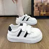 Zapatos de suela gruesa con cabeza de concha para mujer, con velcro, zapatos blancos, zapatos casuales, zapatos para mujer, nuevos de primavera 2026, zapatos de entrenamiento alemanes para aumentar la altura