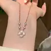 Collar de trébol de cuatro hojas con concha rosa para mujer, cadena para la clavícula de diseño de lujo ligero de nicho a la moda, gargantilla única y de alta gama de moda