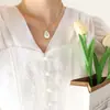 Collar con colgante de concha blanca estilo ins diseño nicho cadena para clavícula de dama joyería de acero de titanio que no se decolora venta al por mayor