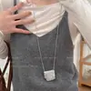 Colar Pingente de Bolsa Estilo Cool de Metal Corrente Longa de Lã Elegante da Moda Outono e Inverno Nicho Colar de Alta Qualidade para Mulheres