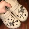 Zapatos de cueva dulces geniales estrellas mariposa agujero hebilla de zapato diy flor de zapato accesorios accesorios plateados decoración tridimensional desmontable