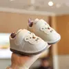Novos sapatos de primavera e outono para bebês e crianças pequenas, meninos de 0 a 1 ano e meio, sapatos infantis de desenho animado com solas macias e características antiderrapantes, sapatos que fazem barulho para meninas