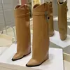 Alta Costura~Botas Altas de Tacón de Cuña Puntiagudas Europeas y Americanas Piel Grabada Sexy Hebilla Metálica Tipo Calcetín Pantalones de Bota Talla Grande