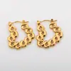 Atacado Transfronteiriço Brincos de Titânio com Coração Embossado Nicho Brincos para Mulheres Retro Europeu e Americano High-End Simples Brincos Banhados a 18K