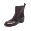 Botas femininas curtas feitas de couro de flor integral, novo estilo da moda para o outono, com forro e material externo de couro genuíno, bico redondo, zíper lateral e um salto médio a grosso
