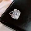 Anillo hueco de flor de circón con forma de diamante vintage europeo y americano, anillo para el dedo índice de nicho de alta gama, joyería de lujo ligero y elegante