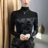 Outono/Inverno 2025 Novo Estilo Gola Alta Estampado de Renda Flocked Patchwork Manga Longa Camiseta Moda Feminina Camisa Base Top