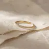 Anillo Delgado Minimalista Apilable con Incrustaciones de Diamantes, Acero de Titanio, No se Desvanece, Color Oro 18K, Lujo Ligero