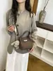 2026 Nueva Bolso Cruzado Pequeño de Moda Estilo Chanel con Patrón de Lichi para Mujer con Colgante de Conejo de Felpa de Alta Gama Bolso Cubo de Hombro