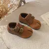 Zapatos de cuero retro de punta dividida, nueva colección primavera/otoño 2026, zapatos de niña estilo coreano con detalles de hebilla, zapatos Mary Jane de suela blanda