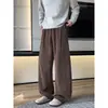 Coleção nova de 2026: roupas masculinas em estilo relaxed, old-money, apresentando calças plissadas em bambu, de perna curva, com um design casual e de perna larga