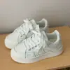 Tênis brancos de sola grossa originais de nicho estilo coreano para mulheres, novos tênis populares versáteis de outono de 2026, sapatos casuais para estudantes