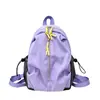 Mochila pequeña nueva de estilo minimalista suave de alta gama de color sólido para estudiantes universitarios que salen de viaje mochila casual ligera para mujeres