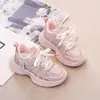 Zapatos estilo papá para niñas moda primavera y otoño 2025 zapatillas deportivas para correr estudiantes de secundaria niñas suela blanda niños grandes zapatos de mujer
