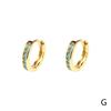 Aretes de círculo al por mayor de fábrica de cobre chapado en oro de 18 quilates viento frío INS ligeramente incrustados con circonio de color diseño redondo hebilla para la oreja marea
