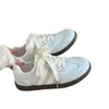 Zapatillas de entrenamiento alemanas de estilo coreano con puntos planos, nuevo modelo otoño 2026, zapatillas transpirables, ligeras y versátiles, zapatos blancos estilo campus para mujer
