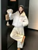 Nueva chaqueta corta de algodón para mujer para el invierno 2026 con cuello de piel sintética de zorro, corte holgado, engrosada, chaqueta acolchada estilo coreano para figuras petite.