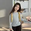 Camiseta íntima infantil leve de fibra proteica ~ top estilo coreano slim-fit para meninas, macia e confortável com toque de nuvem, apresentando gola redonda e estampa de letras