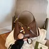 Bolso de gamuza para mujer 2026 nuevo otoño vintage bolso de mano para el trabajo exquisito Maillard bandolera de un solo hombro