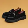 Zapatos nuevos para hombre, marca de moda, mocasines slip-on de gamuza, zapatos formales de negocios de piel de oveja para hombre, zapatos de cuero genuino estilo coreano
