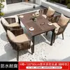 Conjuntos de mesa e cadeira para áreas externas para vilas, pátios, jardins e varandas, com estilo casual, incluindo cadeiras de vime e mesas de madeira plástica, além de combinações de mesas e cadeiras trançadas para exterior.