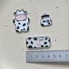 Lindos accesorios acrílicos de dibujos animados de vaca blanca y negra con arena movediza, biberón, tocado DIY, accesorios para funda de teléfono móvil, accesorios hechos a mano