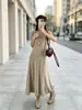 Vestido longo de tricô estilo coreano com gola alta meia, para mulheres, novo design de outono de 2026, de manga curta, moderno, com barra larga, modelo evasê