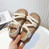 Sandálias Infantis Estilo Fada 2026 Verão Novo Sandálias de Princesa para Meninas Sapatos Romanos com Laço Sandálias de Praia para Meninas