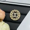 Nuevo Broche Floral Double C de Chanel 2025 para Mujer, Estilo de Lujo de Alta Gama, Broche de Letra a Juego Mitad y Mitad al por Mayor