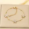Pulsera de moda de margarita transfronteriza, lujo ligero con un toque de alta gama, flor de cinco pétalos con incrustaciones de diamantes de colores, joyería de acero inoxidable para mujer