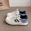 Tênis Casuais 2025 Novo Primavera & Outono Sola Grossa Feminino Branco Estilo Campus Ins Shoes Versátil Estudante Sapatos de Pão
