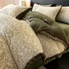 Acabado totalmente mate, diseño de bola de pelo de conejo retro, juego de ropa de cama de cuatro piezas engrosado para invierno, con sábanas y fundas de edredón de terciopelo de leche y forro polar de coral bordado