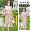 Novo conjunto de vestido de verão estilo chinês para mães, mulheres de meia-idade e idosas de 50 anos, conjunto tradicional de duas peças de verão com uma saia de comprimento médio drapeada