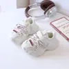 Tênis Dad Shoes Infantil Primavera e Outono Novo Estilo Tênis Esportivo Respirável de Malha para Meninos Design Moderno Sapatos Casuais Antiderrapantes com Solado Macio para Meninas