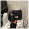 Bolso bandolera ins para mujer 2024 nuevo estilo moda patrón de diamantes hilo bordado bolso cuadrado pequeño bolso de hombro con hebilla de cadena para mujer