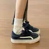 Tênis Brancos de Solado Grosso Feminino 2026 Novo Outono Estilo Nicho Não Comum Tênis de Skate Casual Tênis de Pão