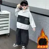Conjunto de Terciopelo Plus para Niños Otoño e Invierno 1 Moderno Fresco Casual para Niños Pequeños y Medianos 2 Mezcla de Mezclilla Engrosado con Capucha Deportivo de Dos Piezas Moderno
