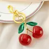 1PC Chaveiro Vermelho/Rosa Brilhante com Folha e Cereja Chaveiro Moderno Pingentes para Bolsa Pingentes para Carteira para Mulheres Chaveiros Presente Especial para Ela