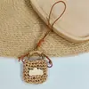 Pingente de Mini Bolsa Crochê Artesanal Estilo Pastoral Coreano, Acessório de Bolsa de Letra Tecido de Ráfia Sintética de Verão