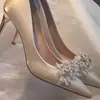 Sapatos de casamento estilo francês, novo modelo 2025 para madrinhas e noivas, adequados tanto para Xiuhe quanto para vestidos de noiva, saltos altos de cetim para mulheres que são confortáveis de usar