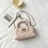 Bolso de cadena con patrón de rombos para mujer, nuevo modelo 2026, diseño de nicho para el trabajo, bolso de hombro texturizado, bolso pequeño cuadrado cruzado