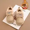 Sapatos infantis de algodão, nova coleção de inverno 2026, mocassins de princesa forrados com fleece para meninas, antiderrapantes, para crianças de tamanho médio e grande, sapatos de couro forrados com fleece e quentes