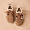 Zapatos Mocasines Casuales Retro Cálidos Versátiles de Moda Estilo Nuevo Otoño 2025 para Mujeres Perezosas con Colgante Retro Birkenstock y Perlas