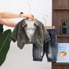 Conjunto de otoño para niño estilo coreano: Conjunto de tres piezas: camisa de pana con estampado integral, camiseta con estampado de letras y jeans rotos