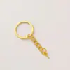 Llavero color dorado con mosquetón, anillo plano con forma de cuerno de oveja, cadena de cuatro eslabones y llavero con mosquetón